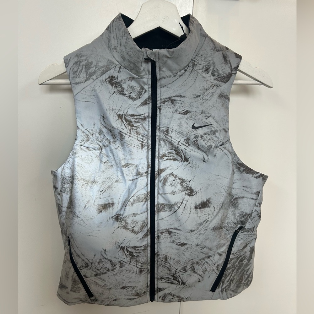 Nike Swift
Women's Therma-FIT ADV Reflective Running Vest NEW WITH TAGS!!!